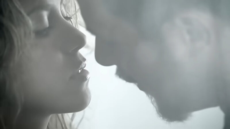 Shakira and Alejandro Sanz almost kissing in a music video